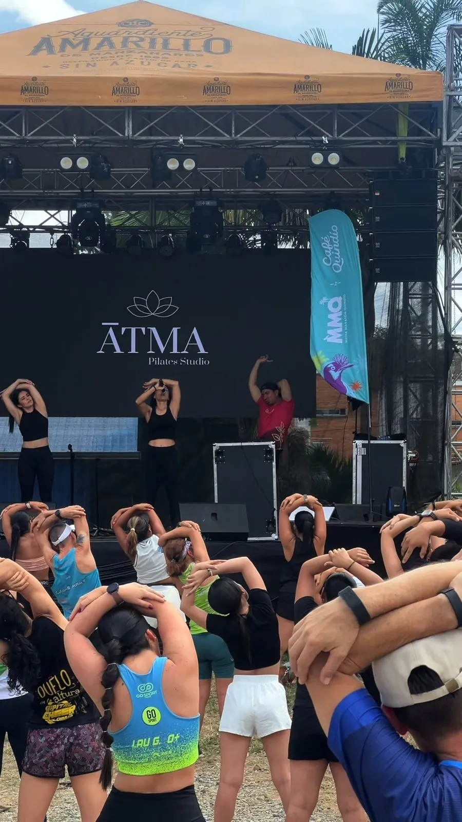 Clase al aire libre con la comunidad ĀTMA