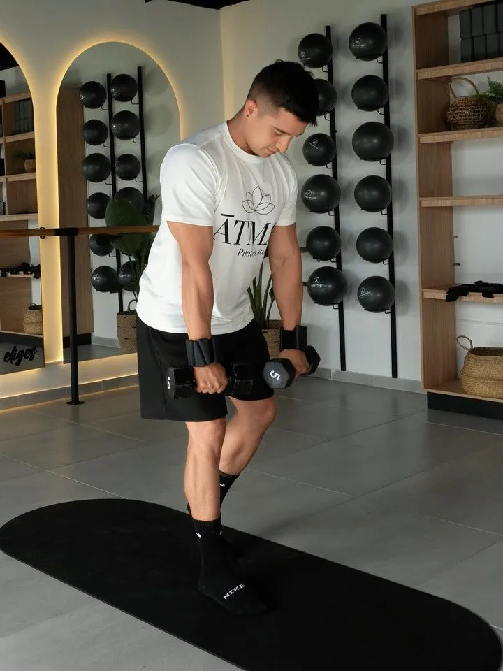 Coach de ĀTMA guiando una clase
