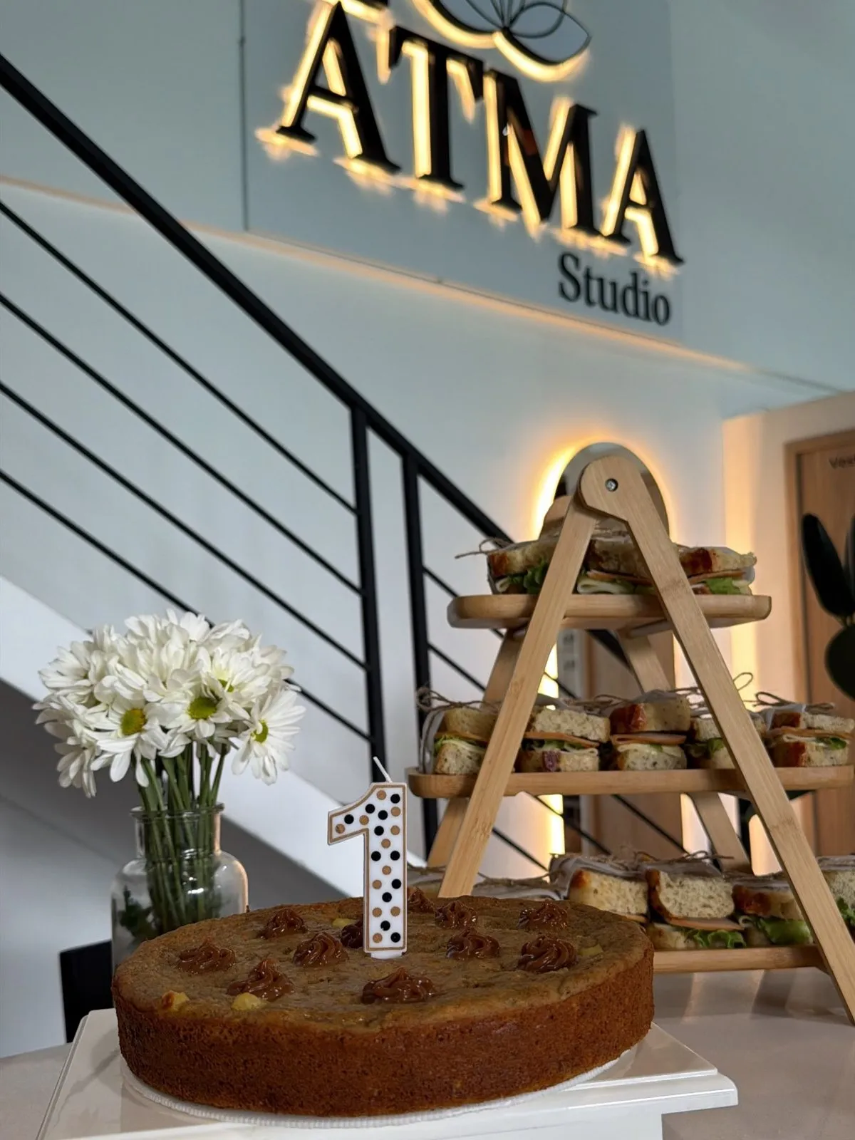 Letrero de ĀTMA Studio en la celebración del primer aniversario
